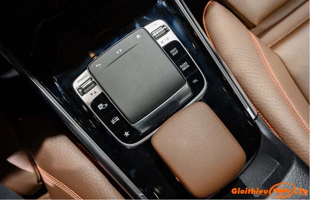 touchpad-xe-mercedes-benz-glb200-gioithieuxe-vn