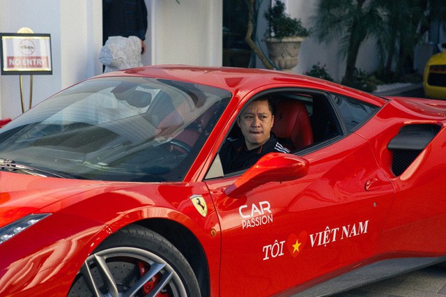 Ca Sĩ Tuấn Hưng cầm lái chiếc Ferrari 488 GTB đến  