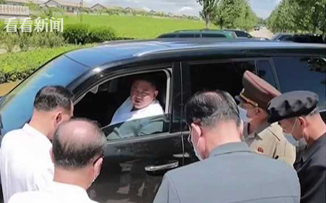 Lần đầu lộ hình ảnh lái xe, Kim Jong-un ngồi ghế lái chỉ thị các lãnh đạo Triều Tiên