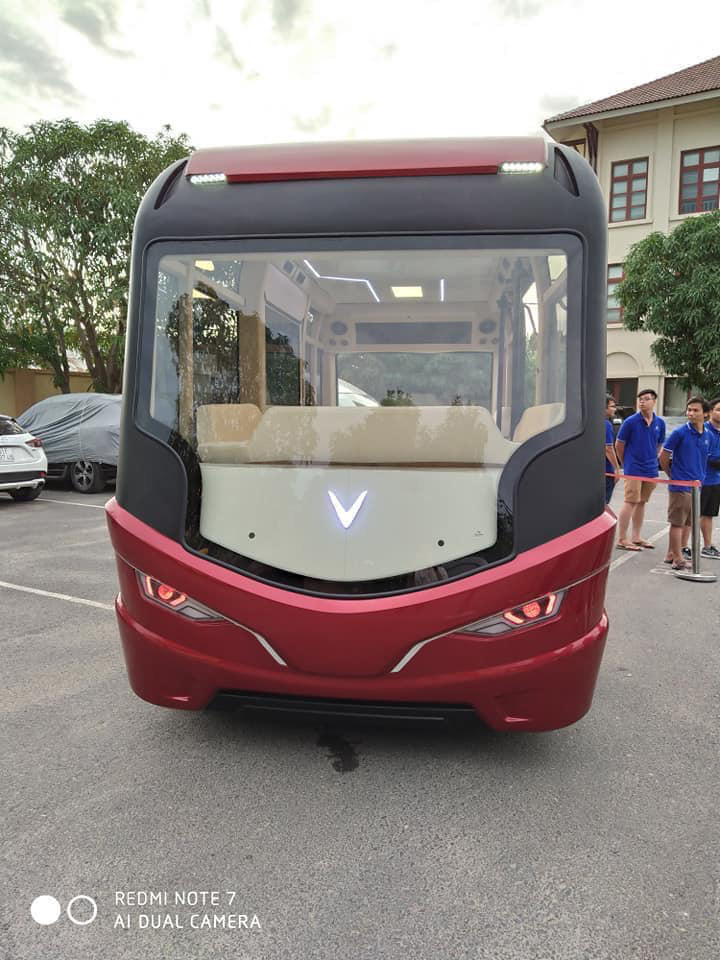Chiếc xeXe buýt mang thương hiệu VinFast được trưng bày trong khu Vinpearl Nha Trang và có thể là xe điện lưu hành trong khu vực của Vingroup